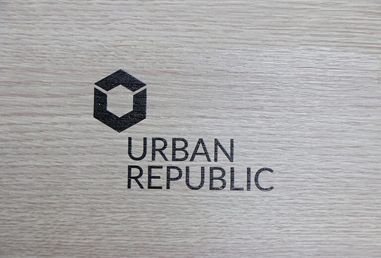 Impressão de logotipos em materiais de madeira por WER-D4880UV
